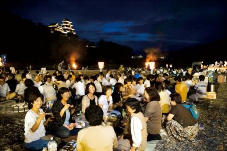 最盛期には数千人の賑わいを見せる緑地公園河原