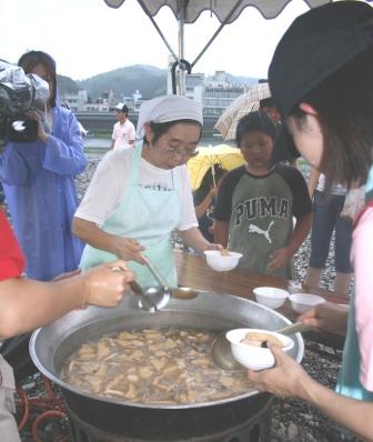 昨年の初煮会でも1500食を無料配布