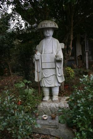 弘法大師とされる石像